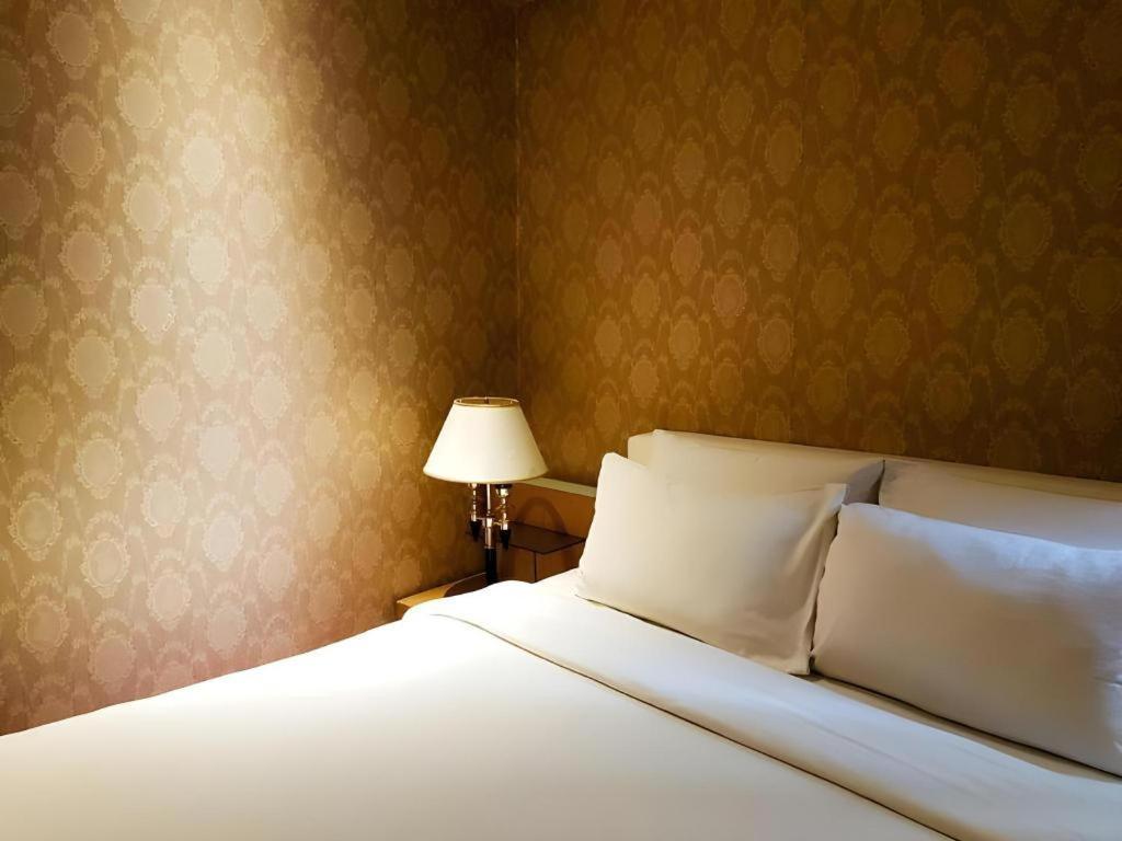The White Hotel 8A Thai Van Lung Ho Chi Minh City Exterior photo