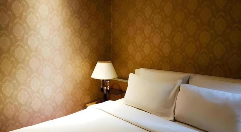 The White Hotel 8A Thai Van Lung Ho Chi Minh City Exterior photo