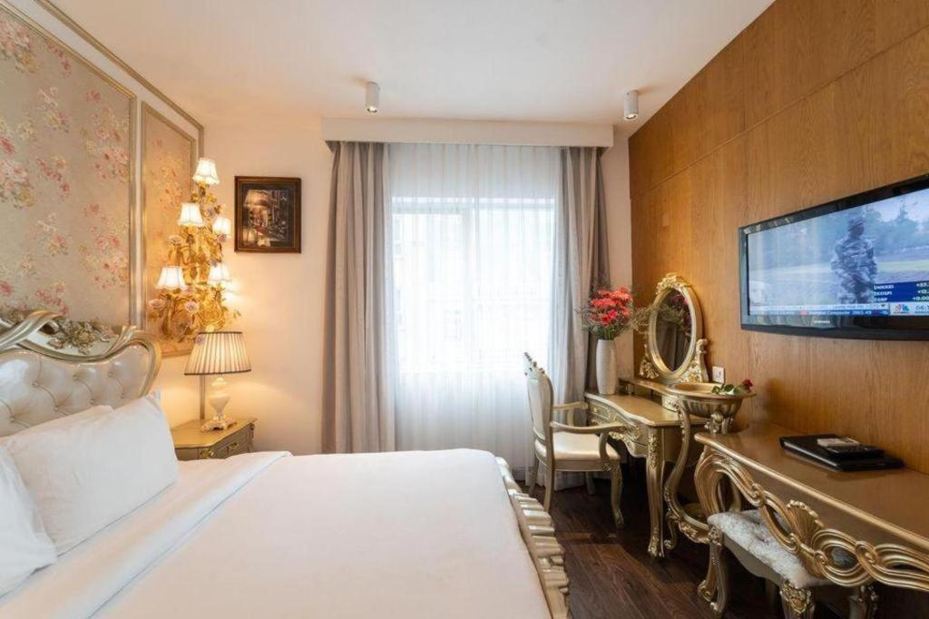 The White Hotel 8A Thai Van Lung Ho Chi Minh City Exterior photo