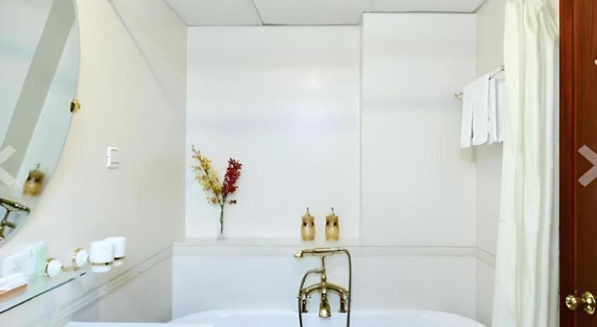 The White Hotel 8A Thai Van Lung Ho Chi Minh City Exterior photo