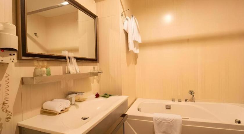 The White Hotel 8A Thai Van Lung Ho Chi Minh City Exterior photo
